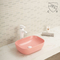 رنگ لعاب مات سفید روی سینک حمام جامد، سطح صاف را تضمین می کند